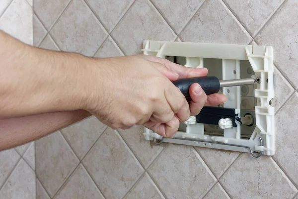 Ремонтник Откручивает Винтовую Туалетную Коробку Починить Крупный План Ванной — стоковое фото