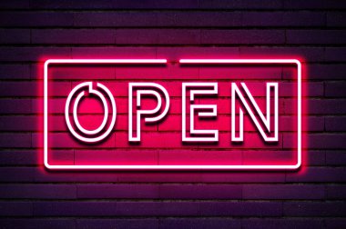 Tuğla duvarda parlak mor neon metni aç