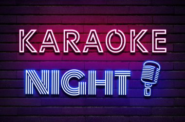 Karaoke gecesi klasik mikrofon simgesi. Tuğla duvarda mor menekşe renkli neon metin.