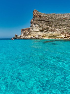 Mavi deniz ve mavi gökyüzü kayalar lampedusa tavşanları Sicilya 'daki İtalya Akdeniz kıyıları