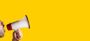 Sarı katı arka planda izole edilmiş megafon konuşmaları