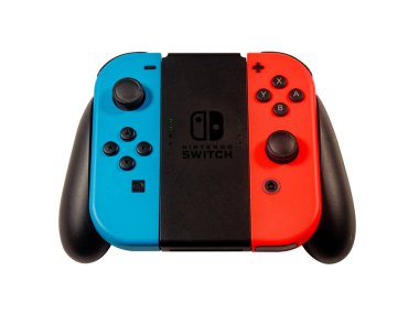 Video oyunu veya video oyunu oynayan oyun konsolu denetimi için araç. Oyun denetleyicisinin beyaz arkaplanda el ele tutulacak bakış açısı veya pov.