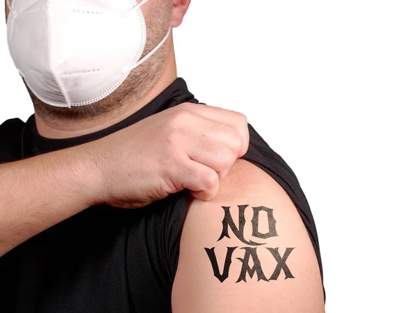 Man Bär Skyddsmask Protesterar Mot Nya Covid Vaccin Visar Tatuering — Stockfoto