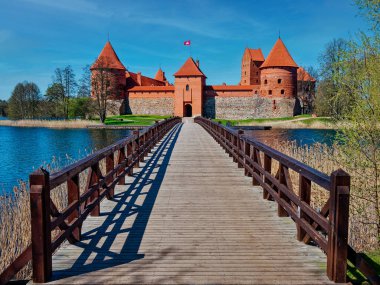 İlkbaharda Galve Gölü Litvanya 'daki Trakai Adası Kalesi. Litvanya 'nın başkenti Vilnius yakınlarındaki antik kalenin turizm beldesi