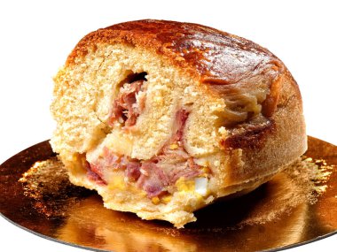 Paskalya İtalyan geleneği için tipik Napoli tarifi Casatiello tuzlu keki izole edilmiş.