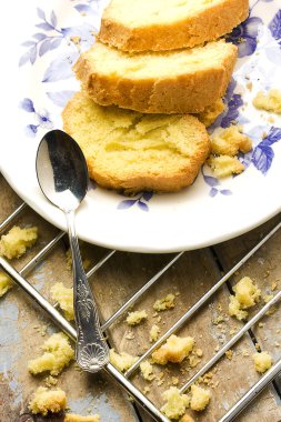 Melek gıda kek dekore edilmiş plaka üzerinde dilim