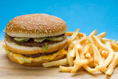 Hamburger ve patates kızartması