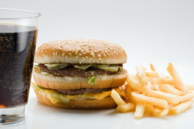 Hamburger patates kızartması ve kola