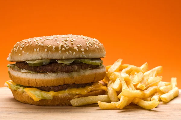 Hamburguesa y papas fritas —  Fotos de Stock