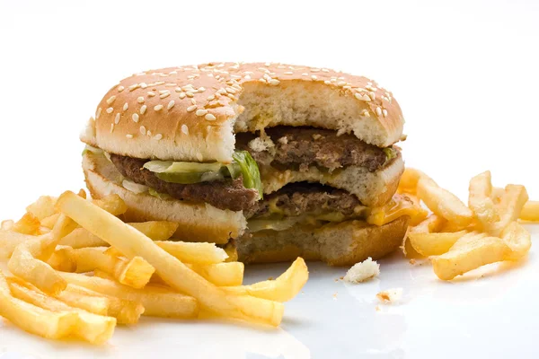 Pokousaný hamburger s hranolky — Stock fotografie