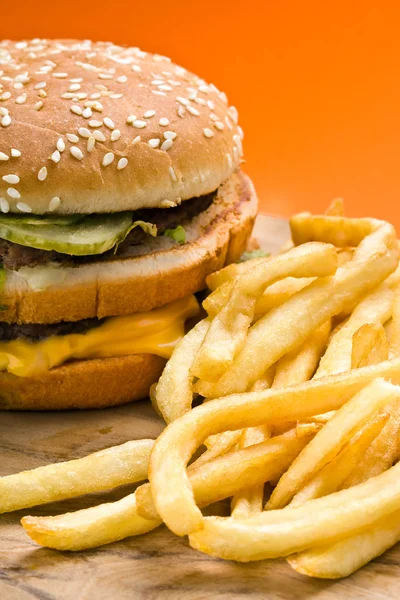 Closeup hamburger a hranolky — Stock fotografie