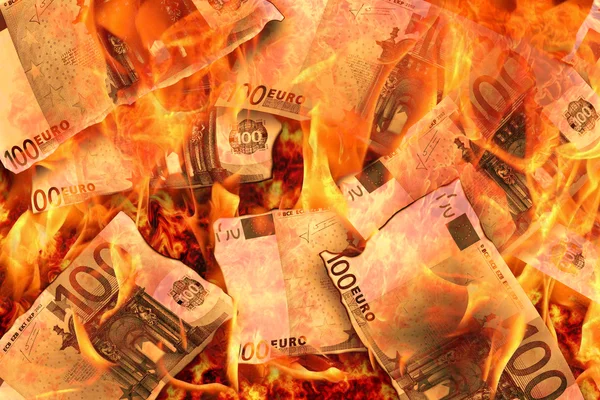 100 billets en euros en flammes — Photo