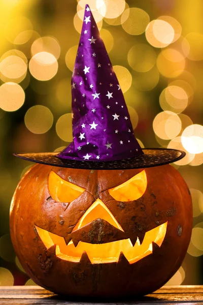 Espeluznante y brillante calabaza de Halloween con sombrero de bruja — Foto de Stock