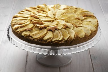 Cam pasta elmalı turta pastaya üzerinde beyaz ahşap masa standı