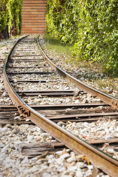 Demiryolu sonundaki tuğla duvar — Stok fotoğraf