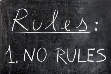 Kurallar liste ile bir tek kural: kuralsız kirli yazı tahtası Beyaz tebeşir ile el yazısı