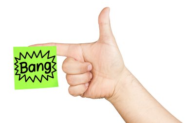 Tabanca ile yeşil postit izole bang metin ile işaret parmağı yapıştırılmış taklit etmek için bir jest olarak el