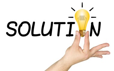 Çizilmiş ampul izole çözüm sözcüğün harflerini arasında tutan el