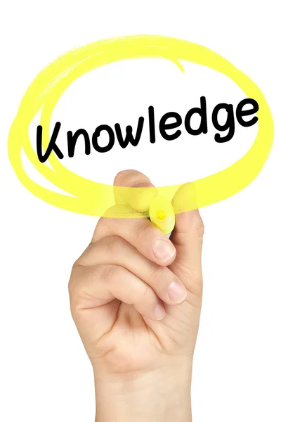 Hand tekenen van een cirkel met gele markeerstift rond woord kennis op helderglazen whiteboard geïsoleerd — Stockfoto