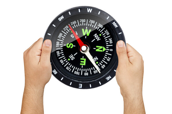 Руки держат компас
