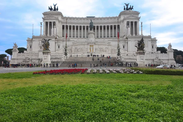 Gente en Altare della Patria Monumento en Roma — Foto de Stock