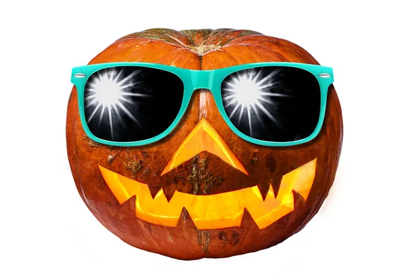 Calabaza de halloween con gafas de sol aisladas —  Fotos de Stock