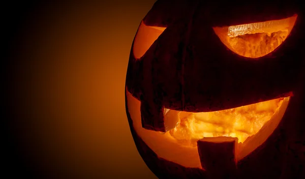 Closeup spooky halloween pompoen glanzende binnen — Stockfoto