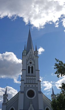 Bulutlar mavi gökyüzünde yüzüyor. St. John Lutheran Kilisesi.