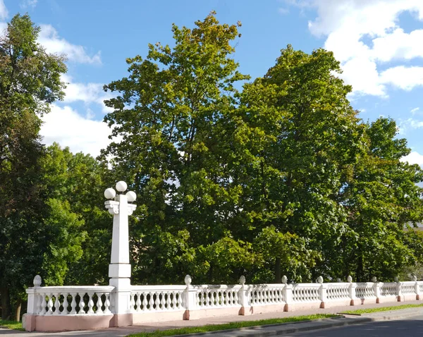 Огорожа Старого Парку Ліхтарів Зелених Дерев Хмари Пливуть Через Блакитне — стокове фото