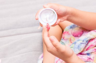 Küçük kız kağıt kesme