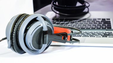 Siyah kulaklık ve dizüstü