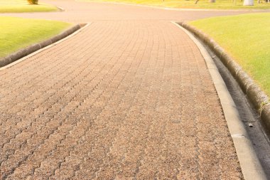 Bahçedeki tuğla yürüyüş yolu