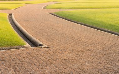 Bahçedeki tuğla yürüyüş yolu