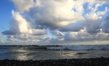 Bulutlu gökyüzü ile deniz manzarası