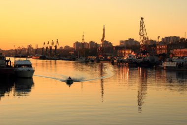 Nehir bağlantı noktası üzerinden altın günbatımı
