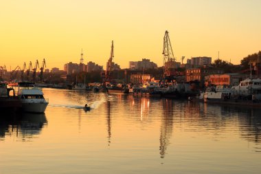 Nehir bağlantı noktası üzerinden altın günbatımı