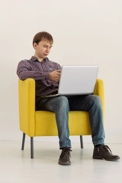 Man working on laptop — Stock Photo, Image