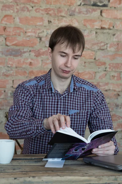 Homem leitura livro — Fotografia de Stock