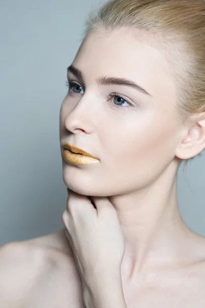 Retrato de cerca de una hermosa joven con labios dorados —  Fotos de Stock