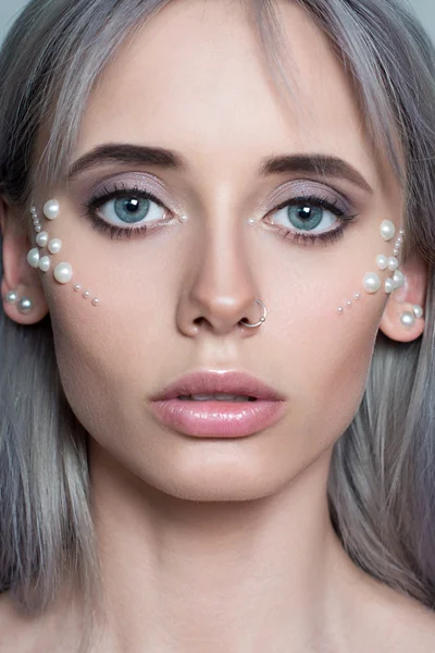 Hermosa mujer joven Retrato con joyas de perlas y maquillaje —  Fotos de Stock