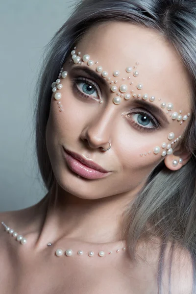 Hermosa mujer joven Retrato con joyas de perlas y maquillaje —  Fotos de Stock