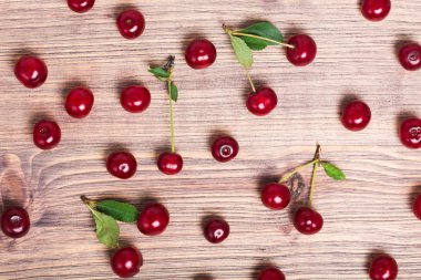 Taze Olgun Kiraz ahşap arka plan üzerinde. Üstten Görünüm
