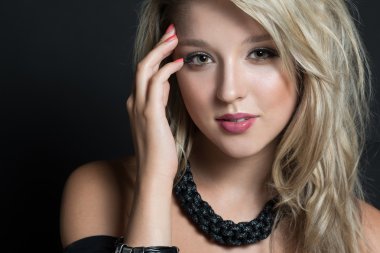 Güzellik seksi moda modeli kadın portre, siyah arka plan üzerine izole