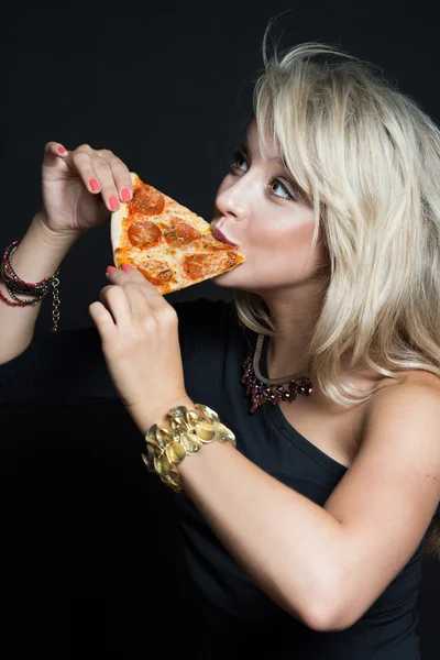 Junge glückliche schöne Frau isst Pizza — Stockfoto