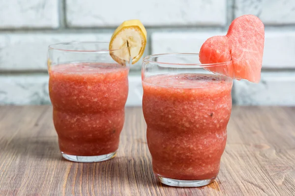 Jugo de sandía fresca en el vaso. Enfoque selectivo en el vidrio frontal — Foto de Stock