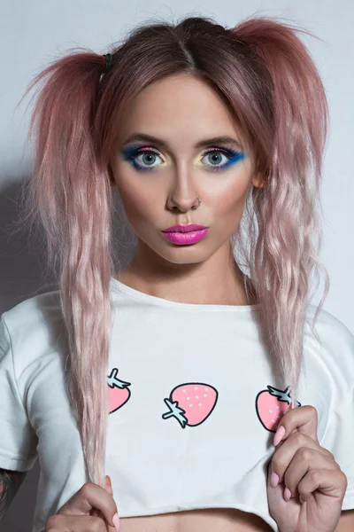 Belleza moda modelo chica con dos rosa cola de caballo peinado . —  Fotos de Stock