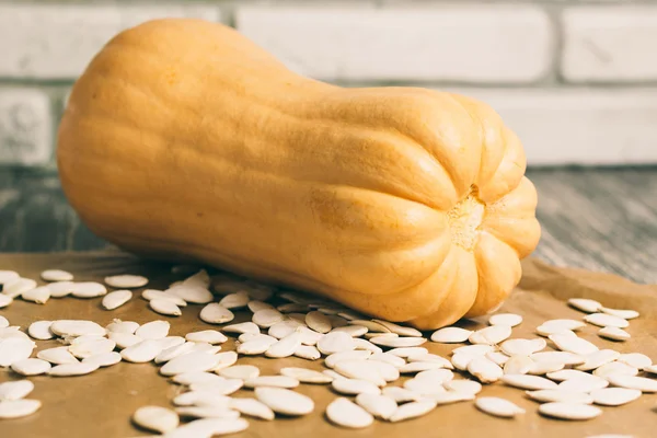 Kleiner Kürbis mit Samen auf dem Küchentisch — Stockfoto