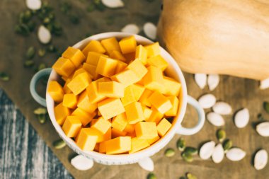 Kabaklar plaka mutfak masasında tohumları ile dilimlenmiş