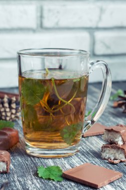 ahşap arka plan üzerinde çay