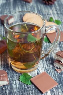 ahşap arka plan üzerinde çay